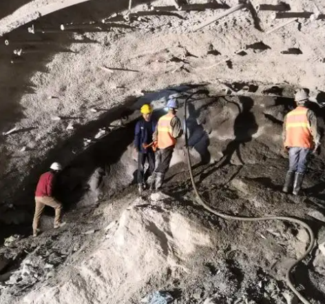 堆龙德庆拱顶带模注浆料的施工流程及注意事项